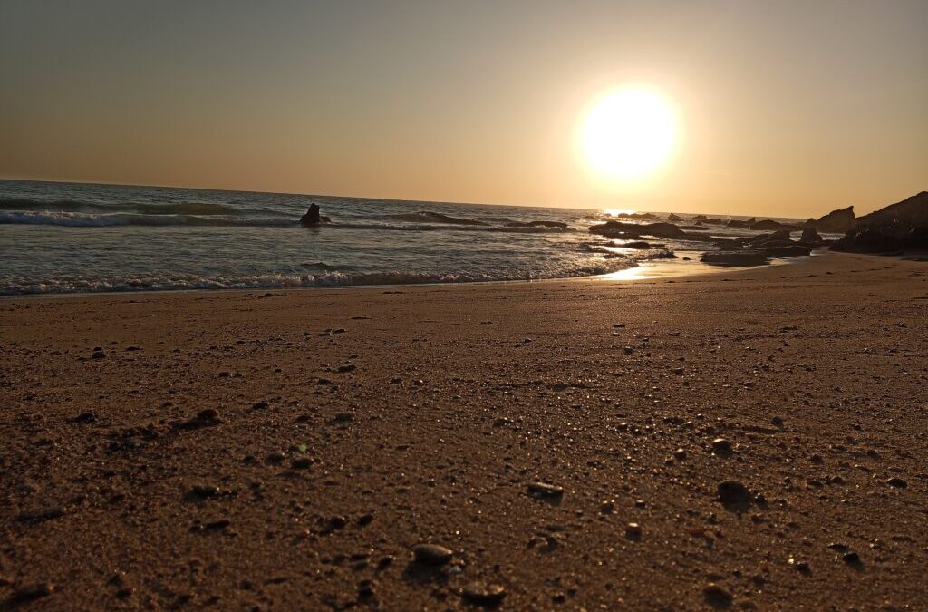 Atardecer en una Cala de Roche, Cádiz: meditación contemplativa